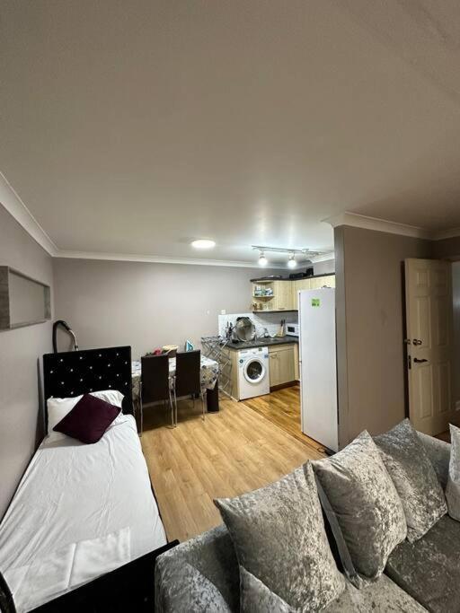 A 2 Standard Bedrooms Flat لندن المظهر الخارجي الصورة