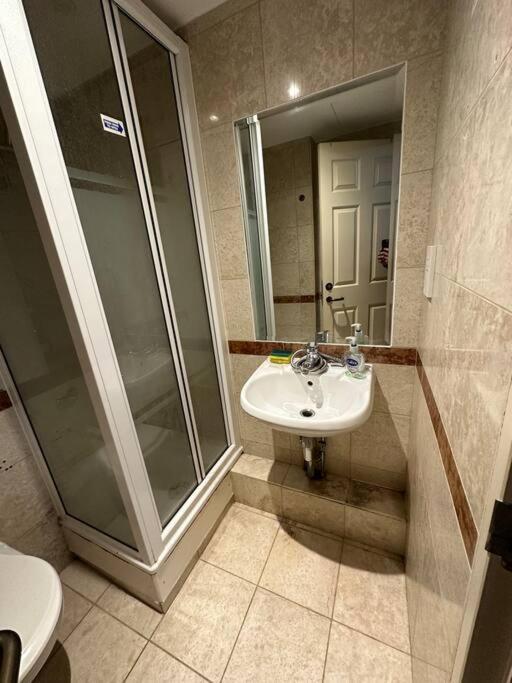 A 2 Standard Bedrooms Flat لندن المظهر الخارجي الصورة