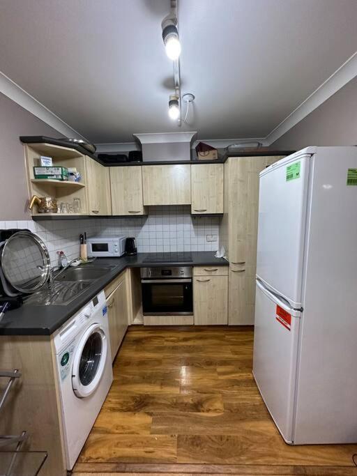 A 2 Standard Bedrooms Flat لندن المظهر الخارجي الصورة